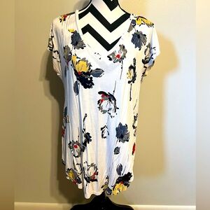 Long Length Floral V-Neck Tee Size L